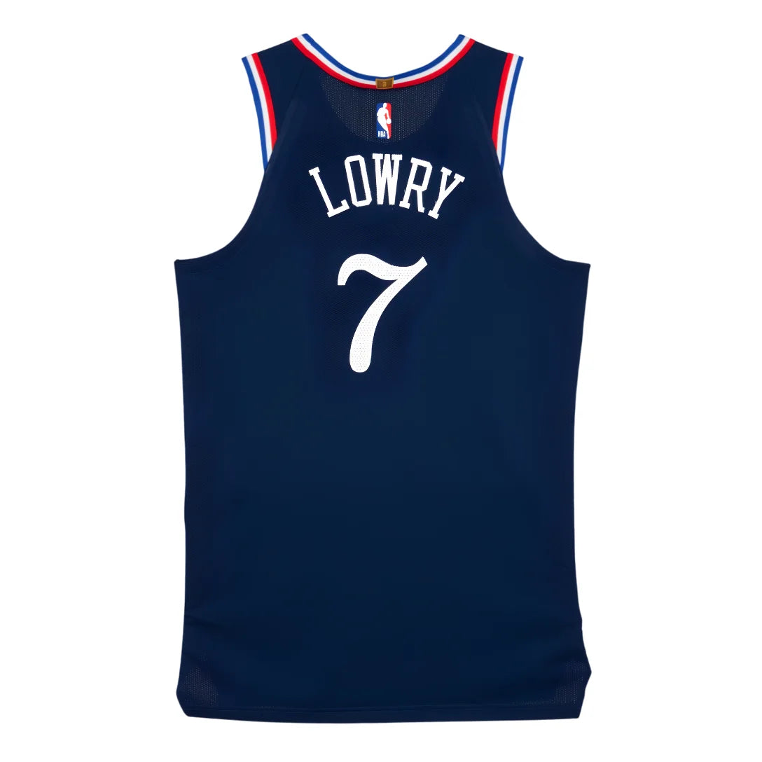 Camisa NBA Tyrese Maxey Philadelphia 76ers Unissex 23/24 - Azul Marinho - Edição City