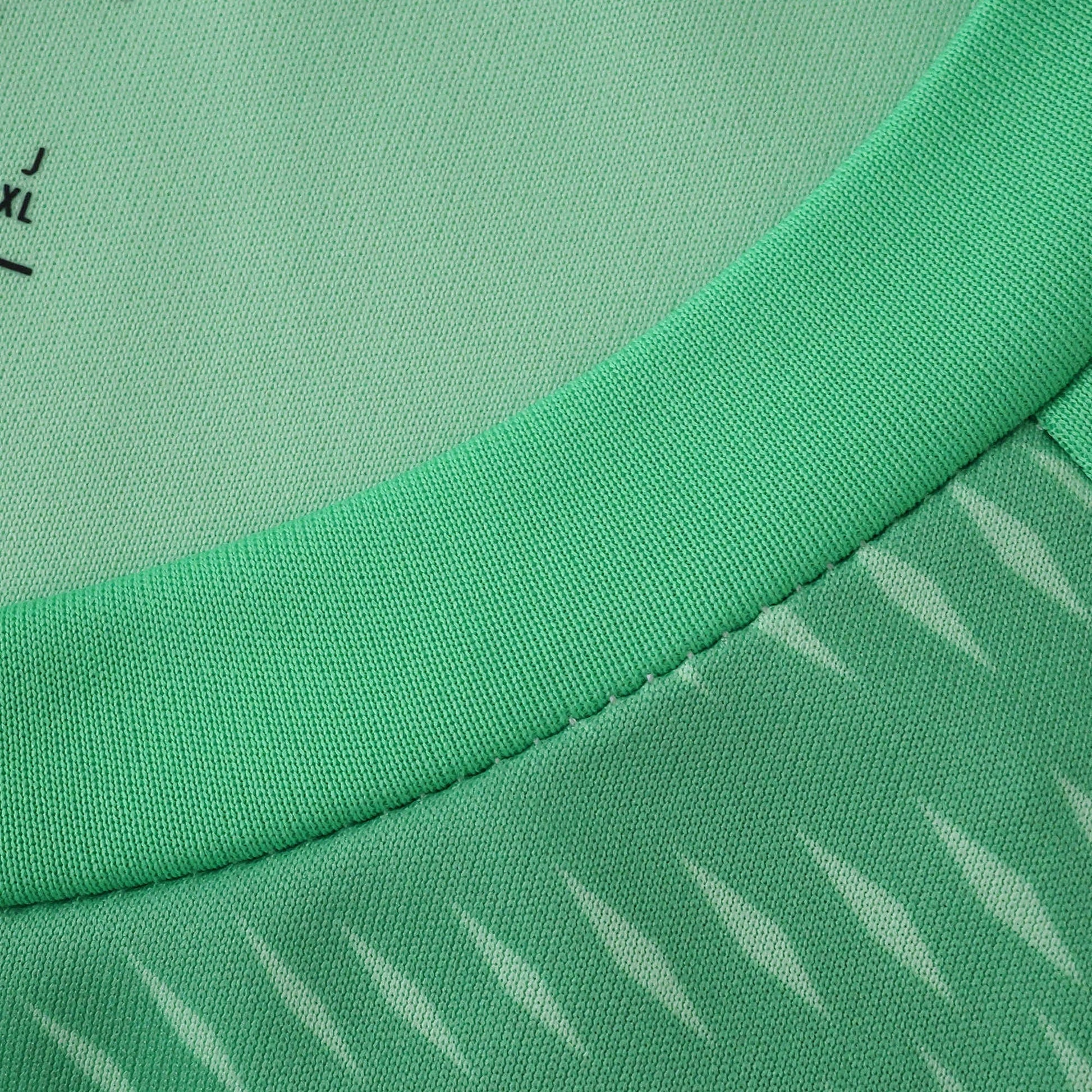 Liverpool 25/26 Goalkeeper Green Jersey - collar detail