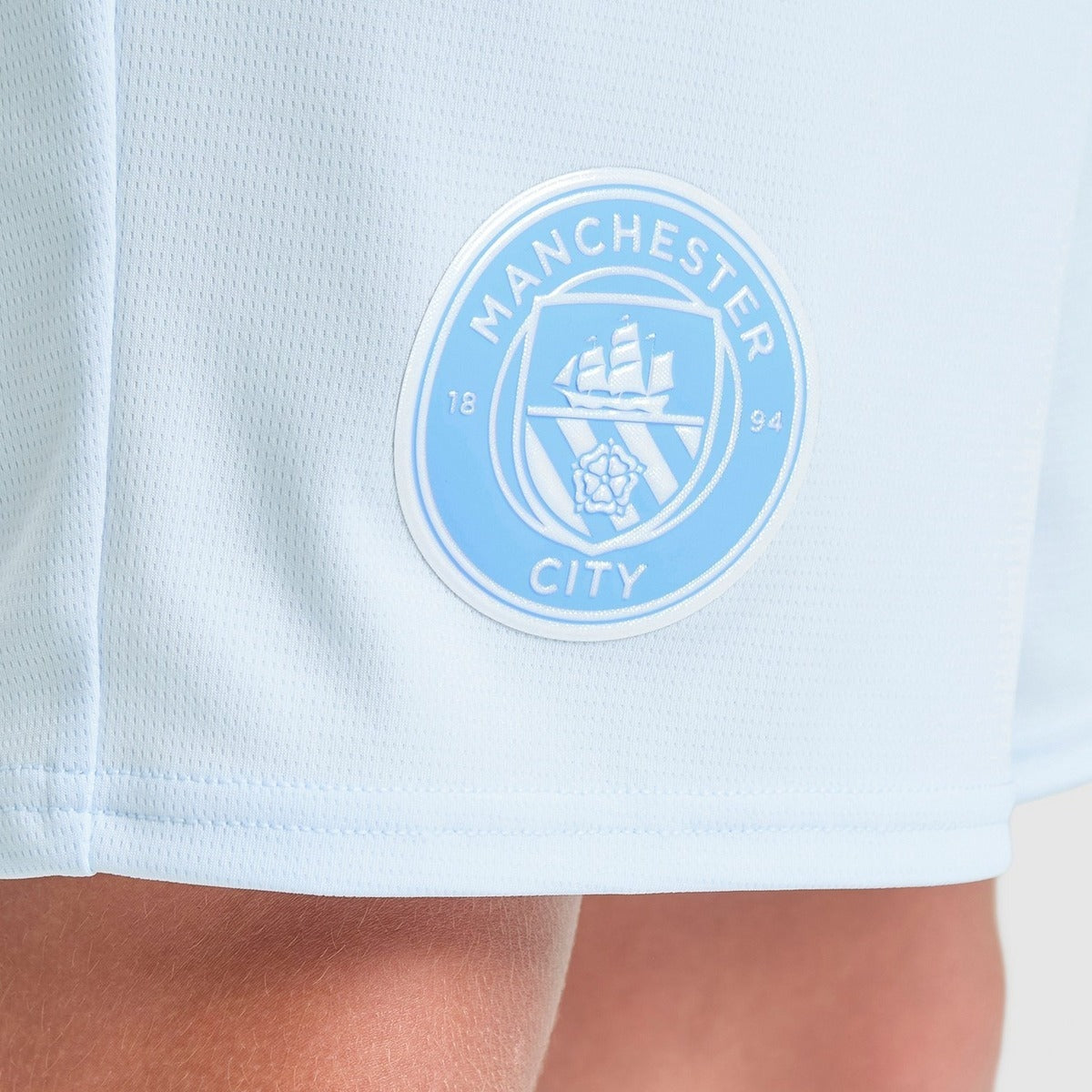 Manchester City 26/27 Home Kids Kit - shorts crest detail