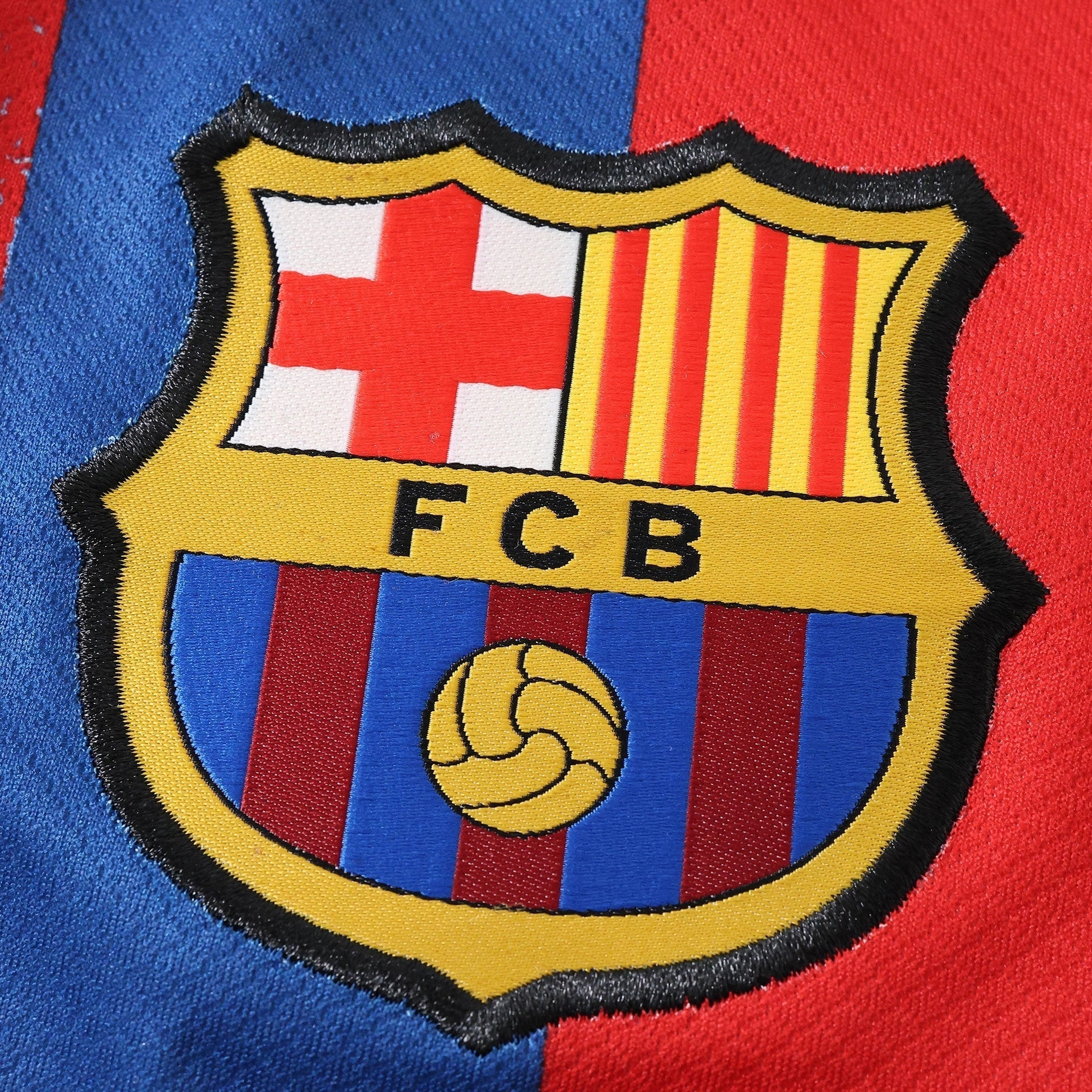 Barcelona 25/26 Fourth Kids Kit - crest detail
