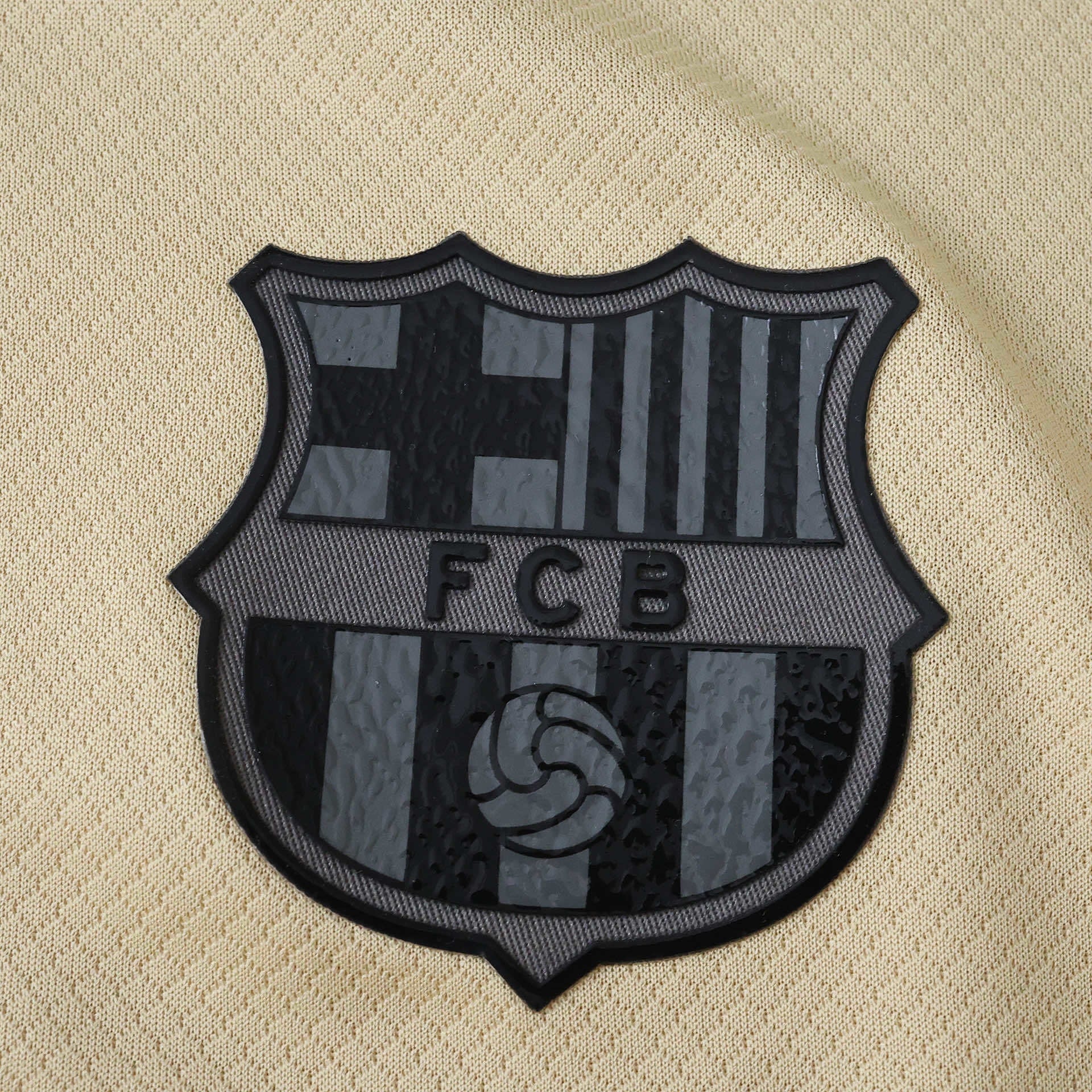 Barcelona 25/26 Away Kids Kit - crest detail