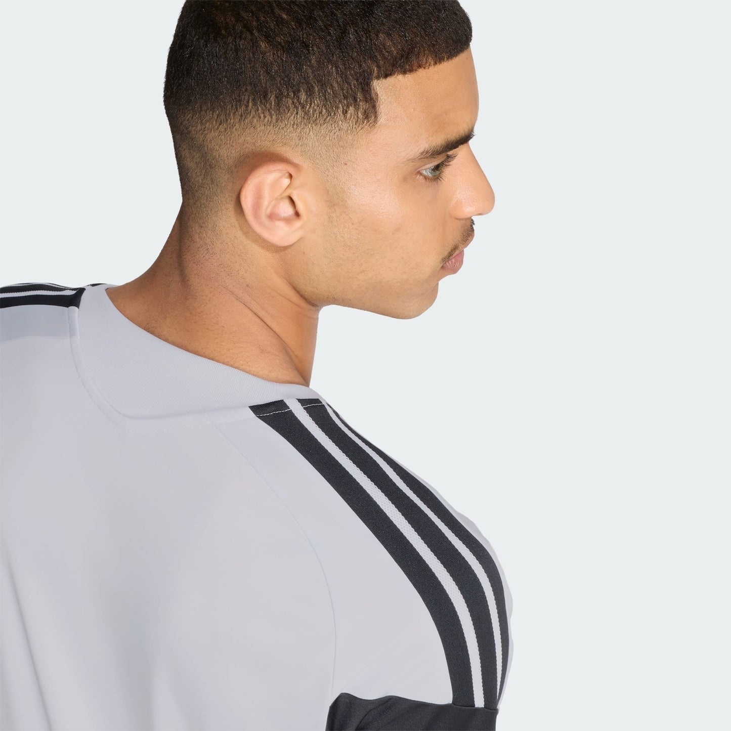 Liverpool 26/27 Training Jersey Grey - shoulder stripe detail