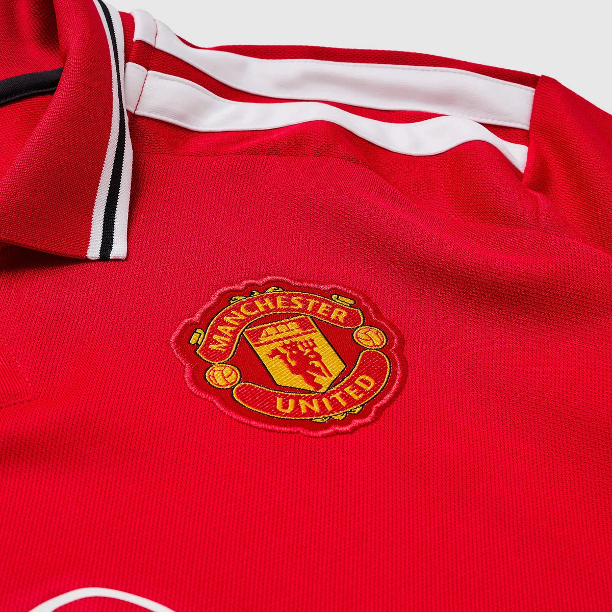 Manchester United 26/27 Home Jersey - crest detail