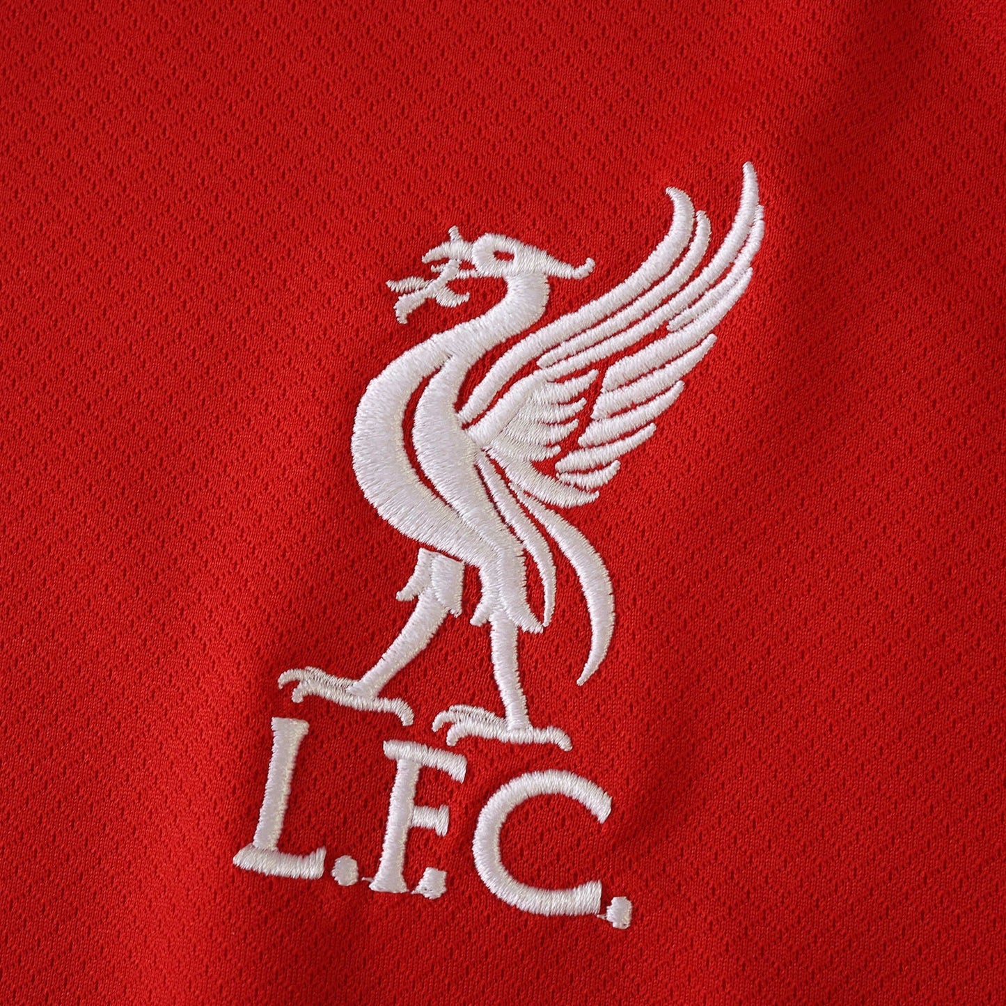 Liverpool 25/26 Home Kids Kit - crest detail