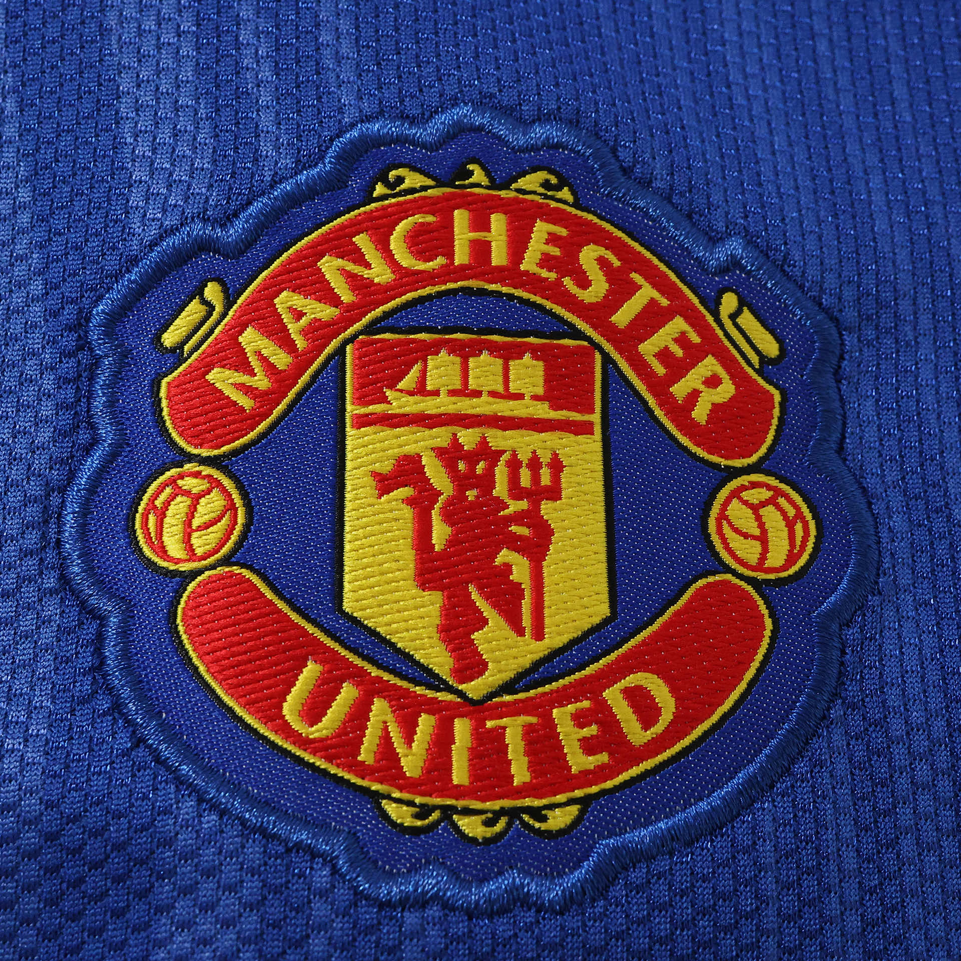 Manchester United 26/27 Away Long Sleeve Jersey - crest detail