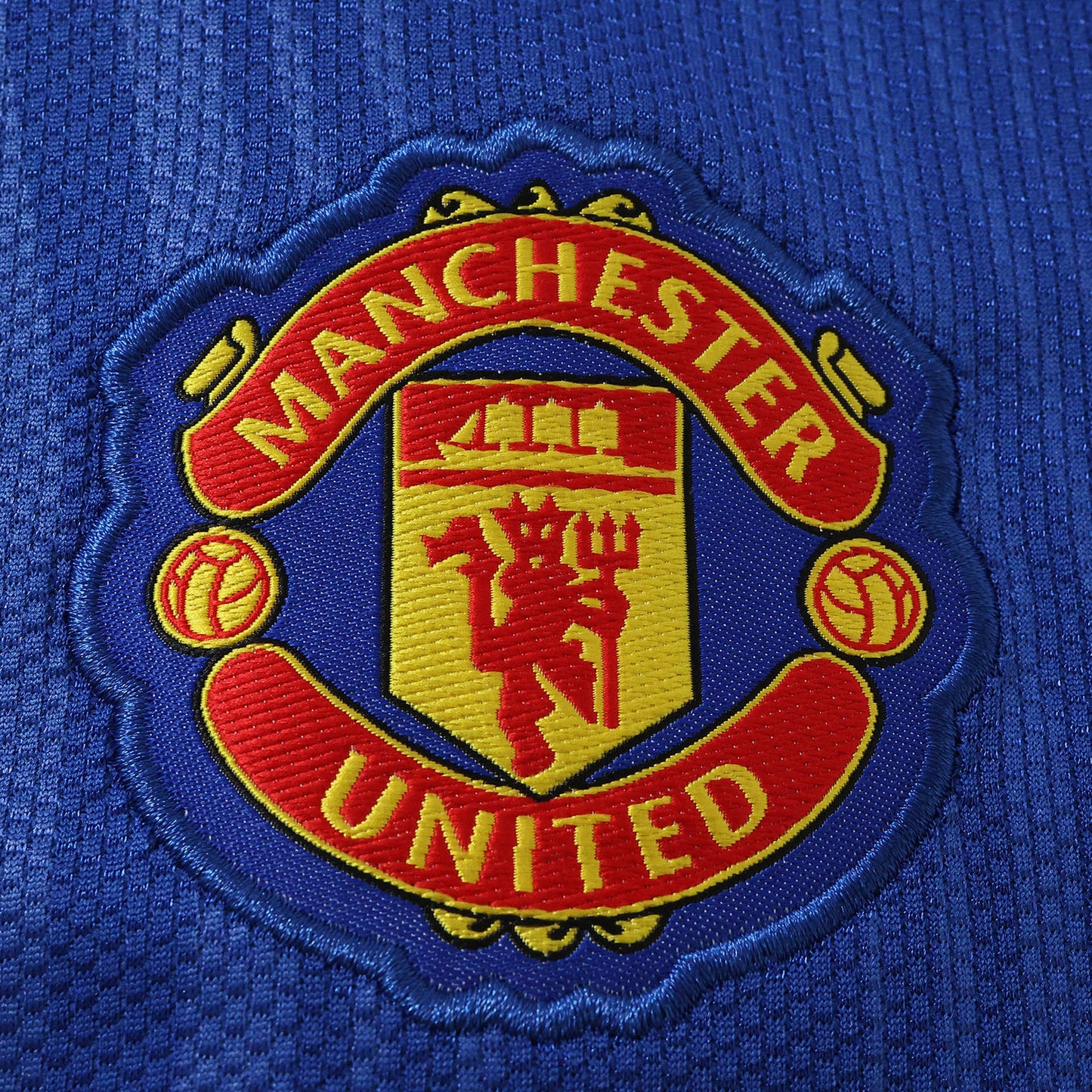 Manchester United 26/27 Away Kids Kit - crest detail