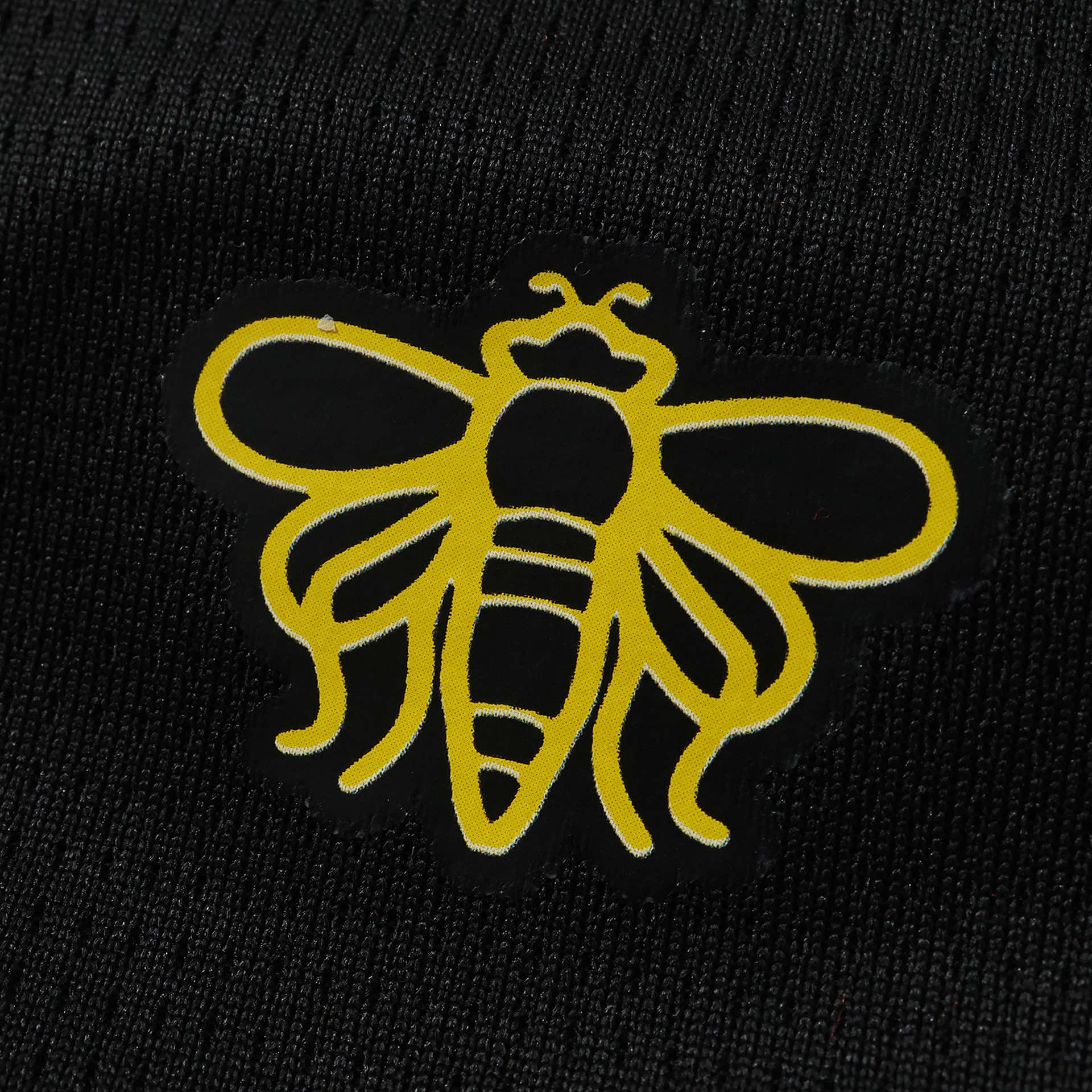 Manchester City 26/27 Away Kids Kit - bee emblem detail