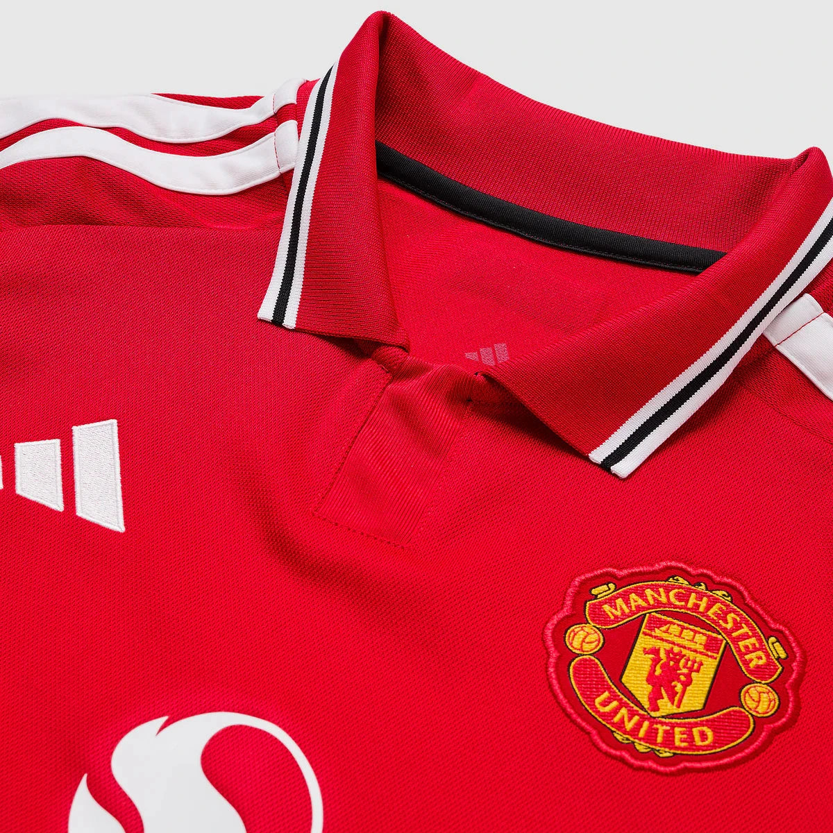 Manchester United 26/27 Home Jersey - collar and crest detail