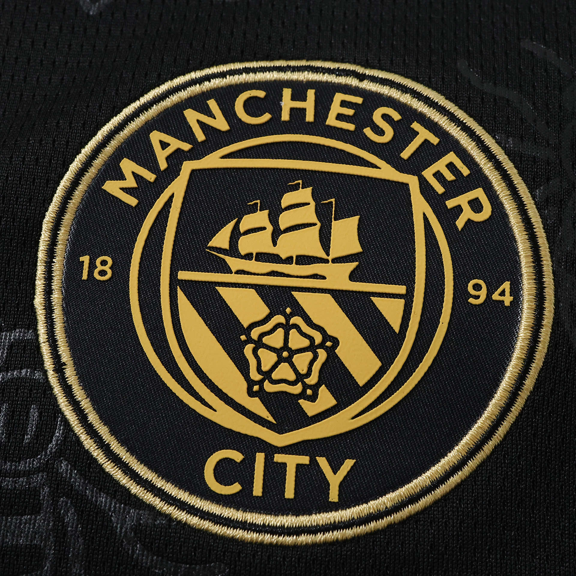 Manchester City 26/27 Away Kids Kit - crest detail