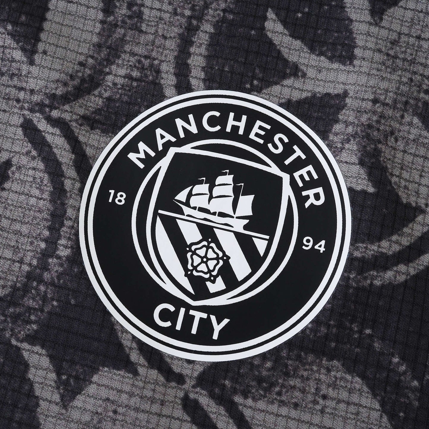 Manchester City 25/26 Training Jersey - crest detail