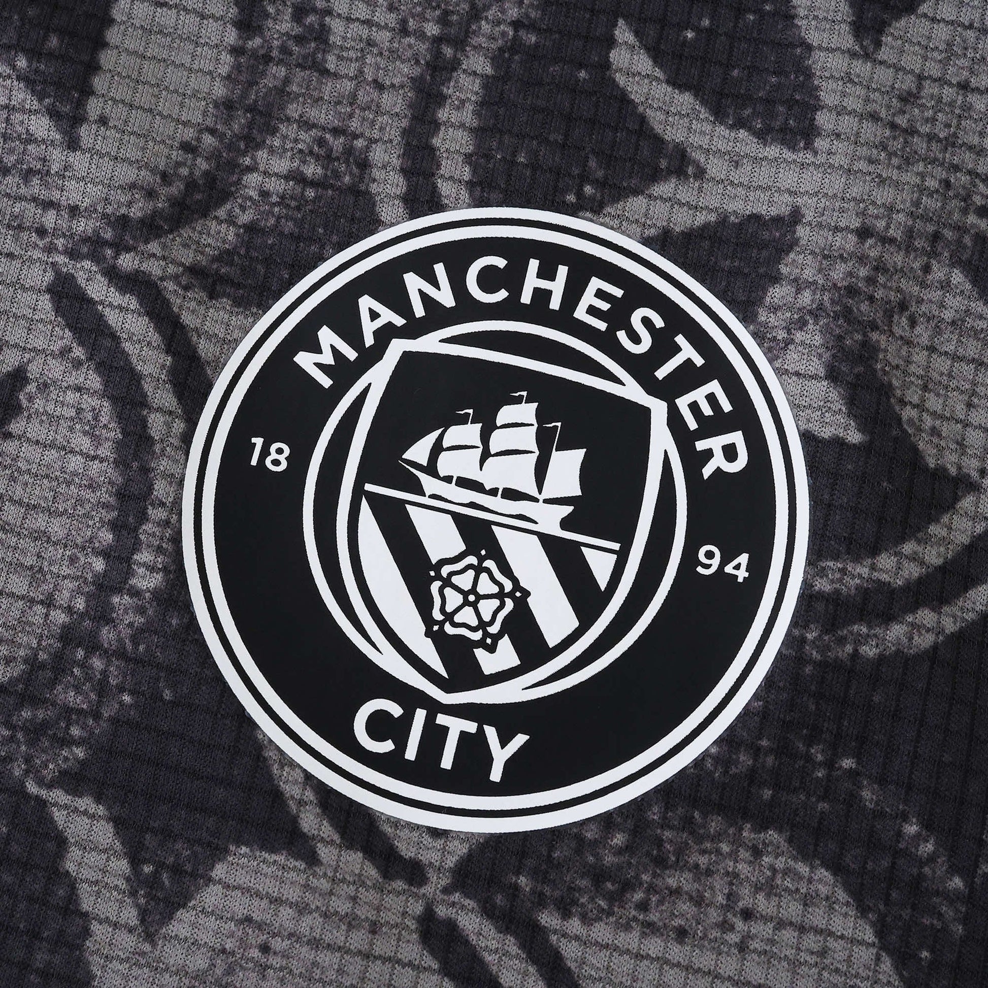 Manchester City 25/26 Training Jersey - crest detail
