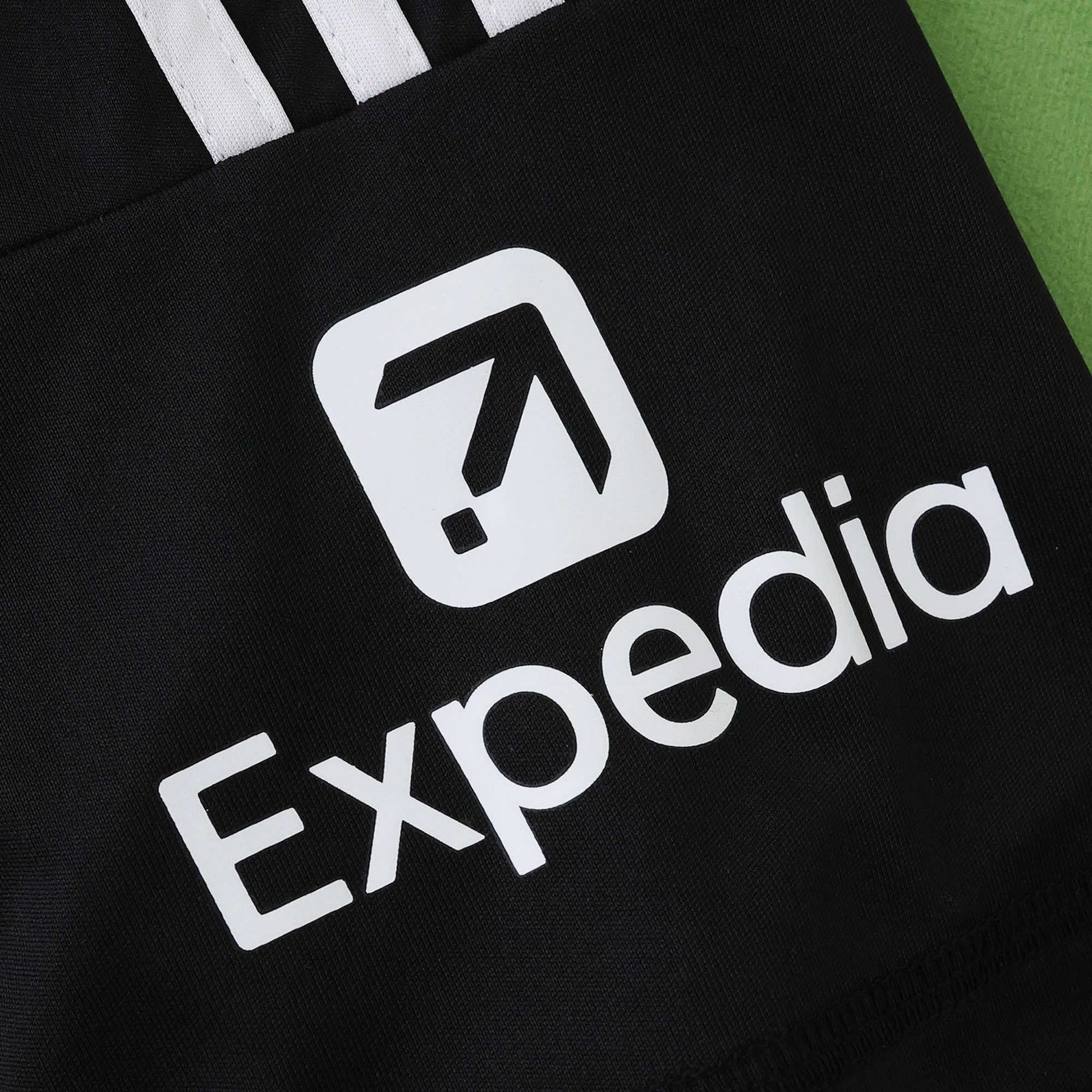 Liverpool 25/26 Goalkeeper Black Jersey - Expedia sleeve sponsor detail