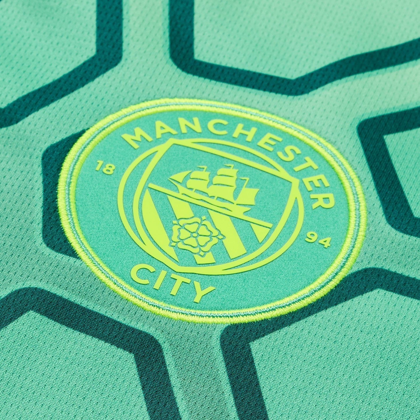 Manchester City 26/27 Goalkeeper Green Jersey - crest detail