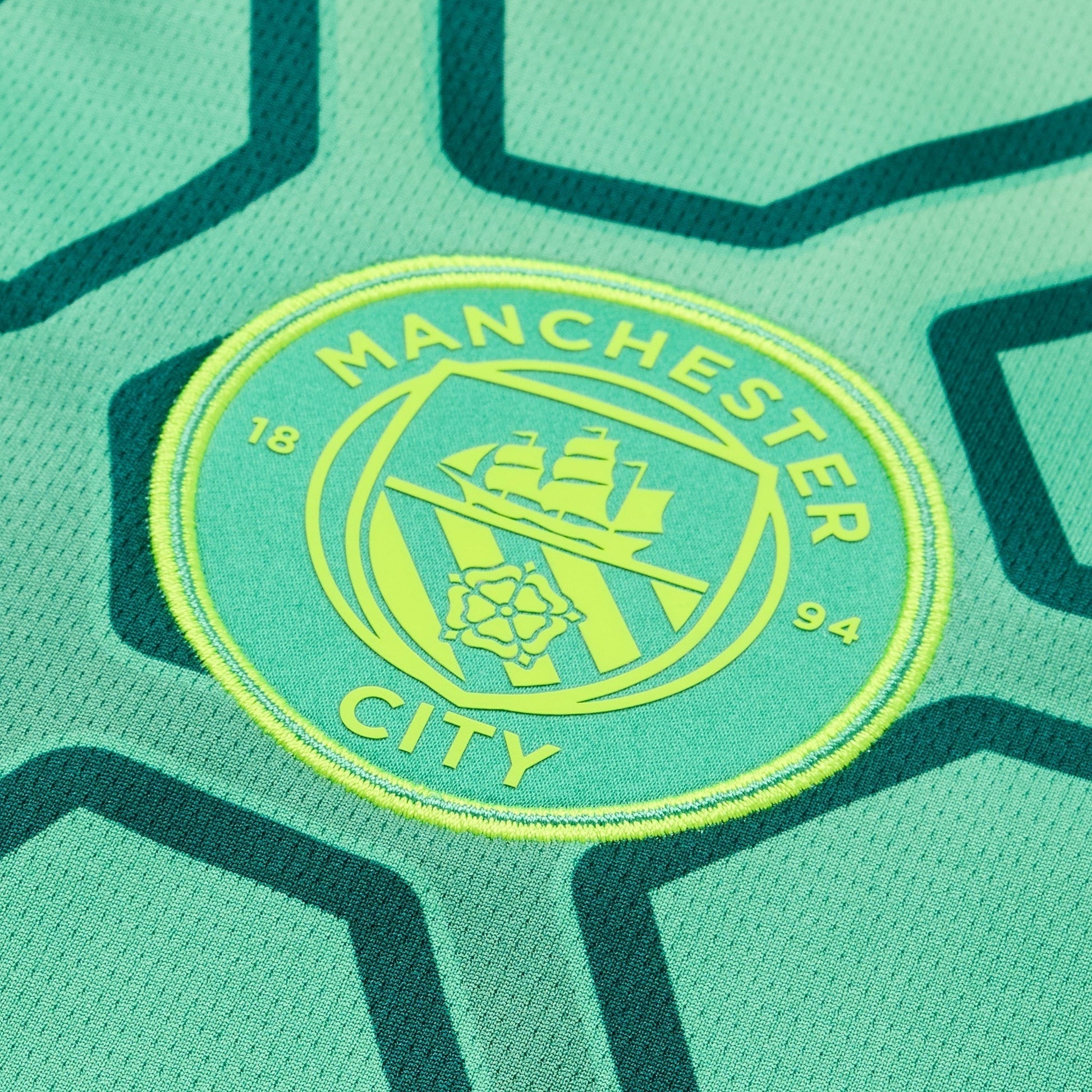 Manchester City 26/27 Goalkeeper Green Jersey - crest detail