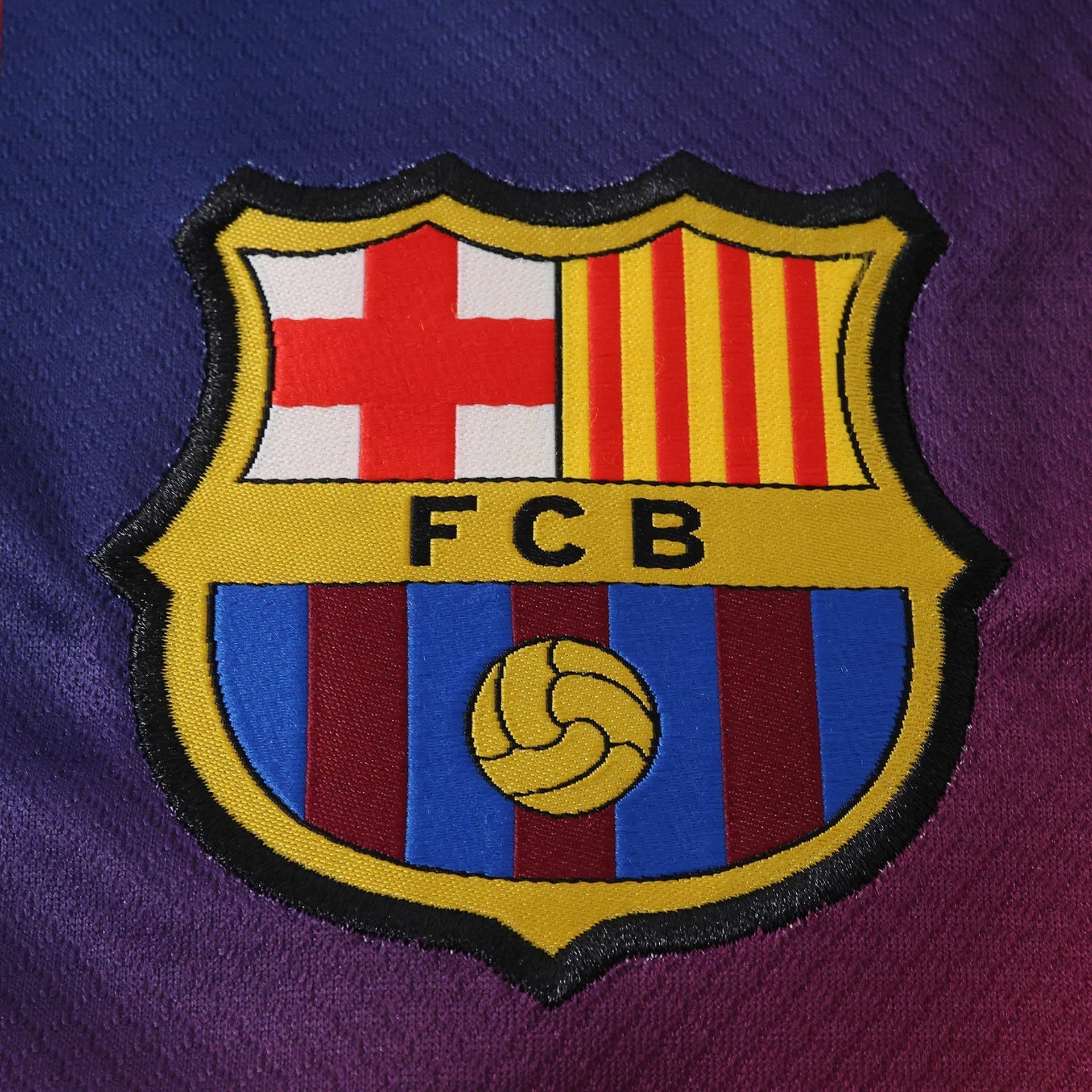 Barcelona 25/26 Home Kids Kit - crest detail